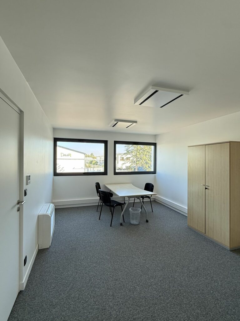 Un bureau privatif avec armoire et table de travail