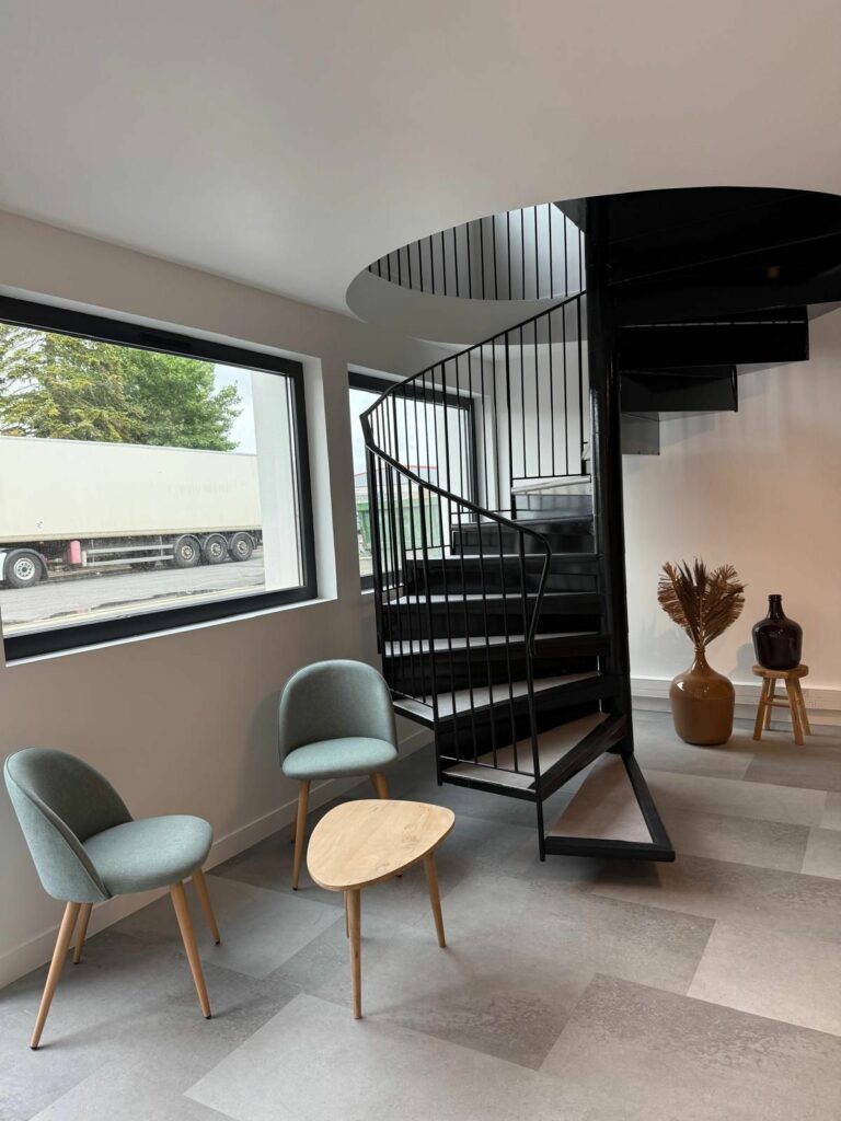 L’entrée des bureaux privatifs et son escalier