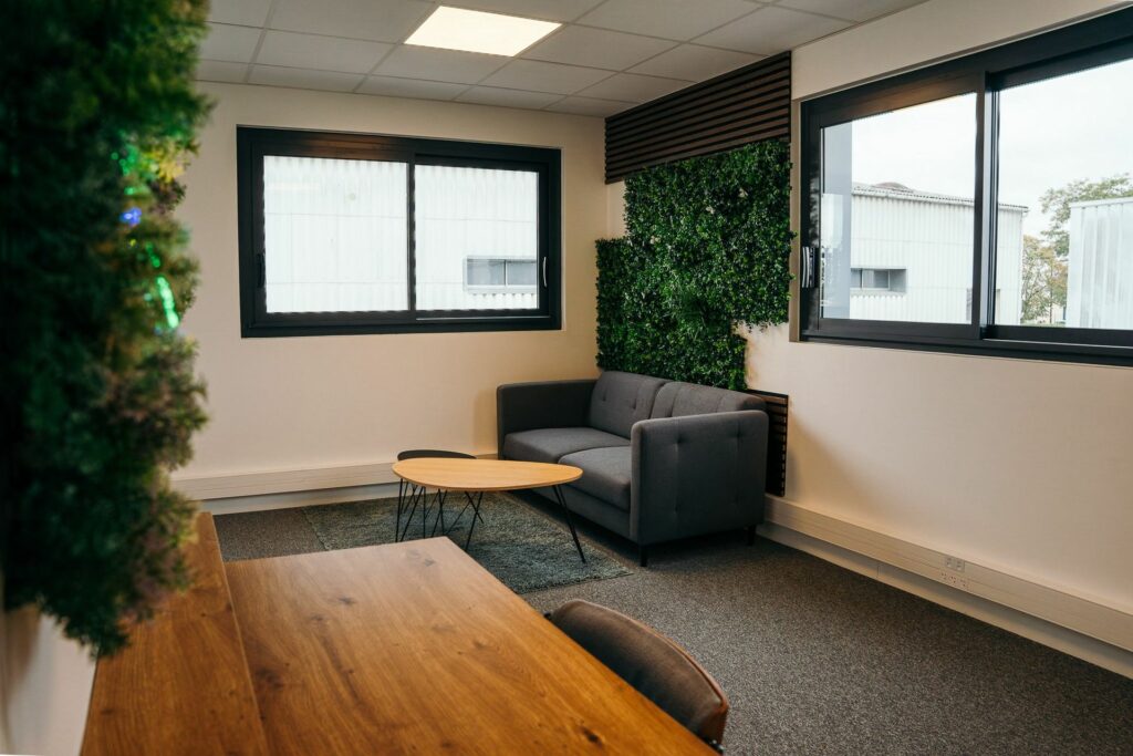 Coin salon et table en bois
