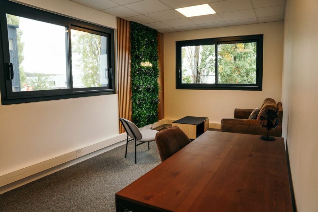 Mur végétal, canapé et grande table en bois