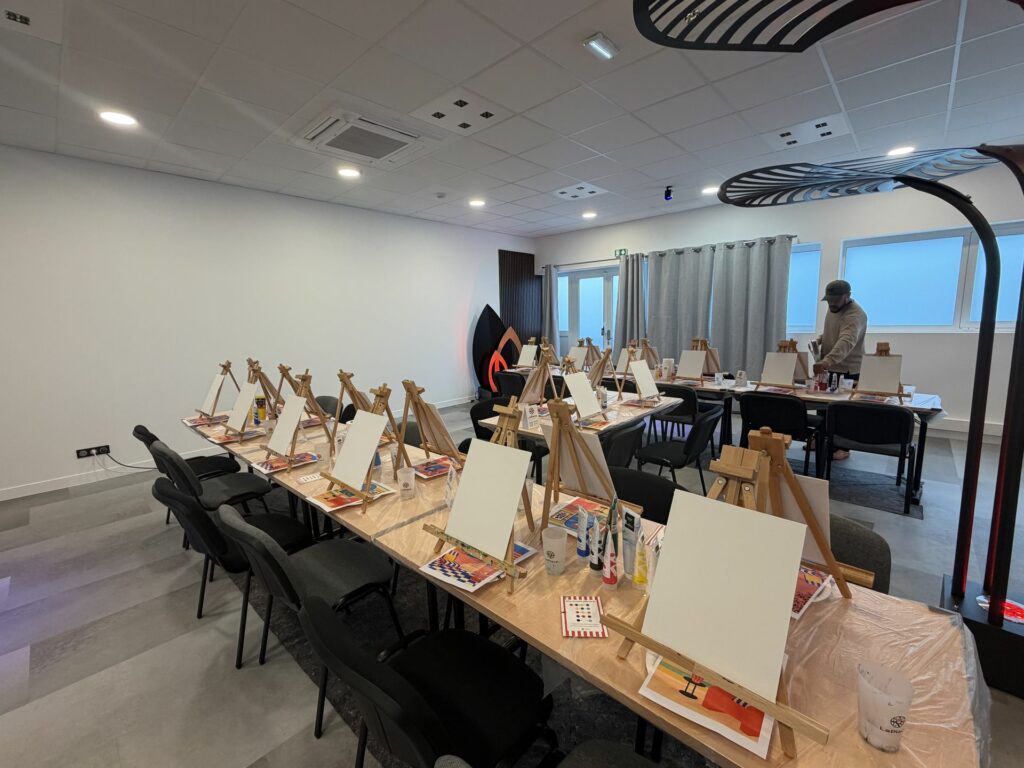 La salle prête à accueillir les participants