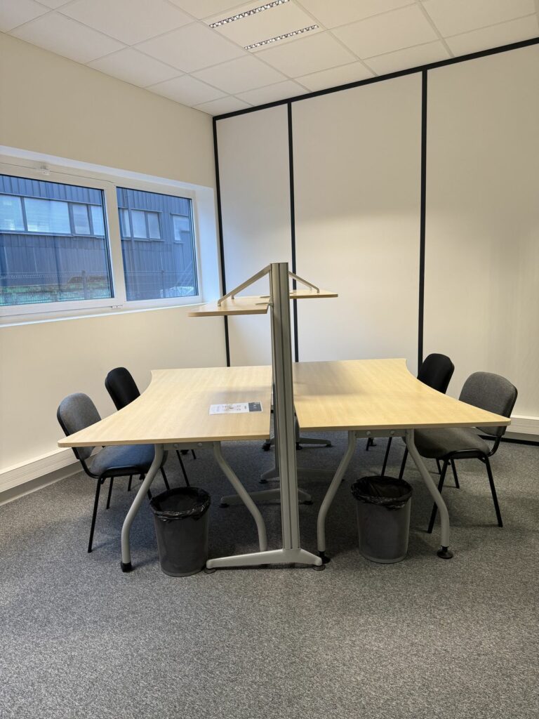 Un bureau à deux postes