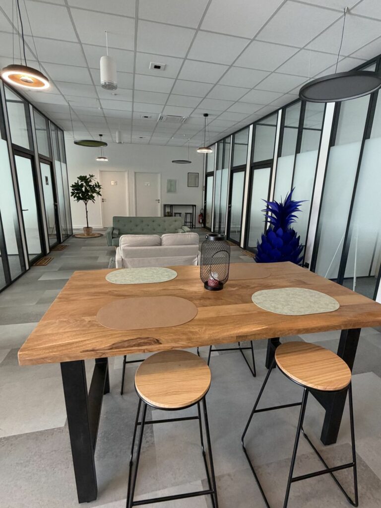 La table haute de l’espace partagé