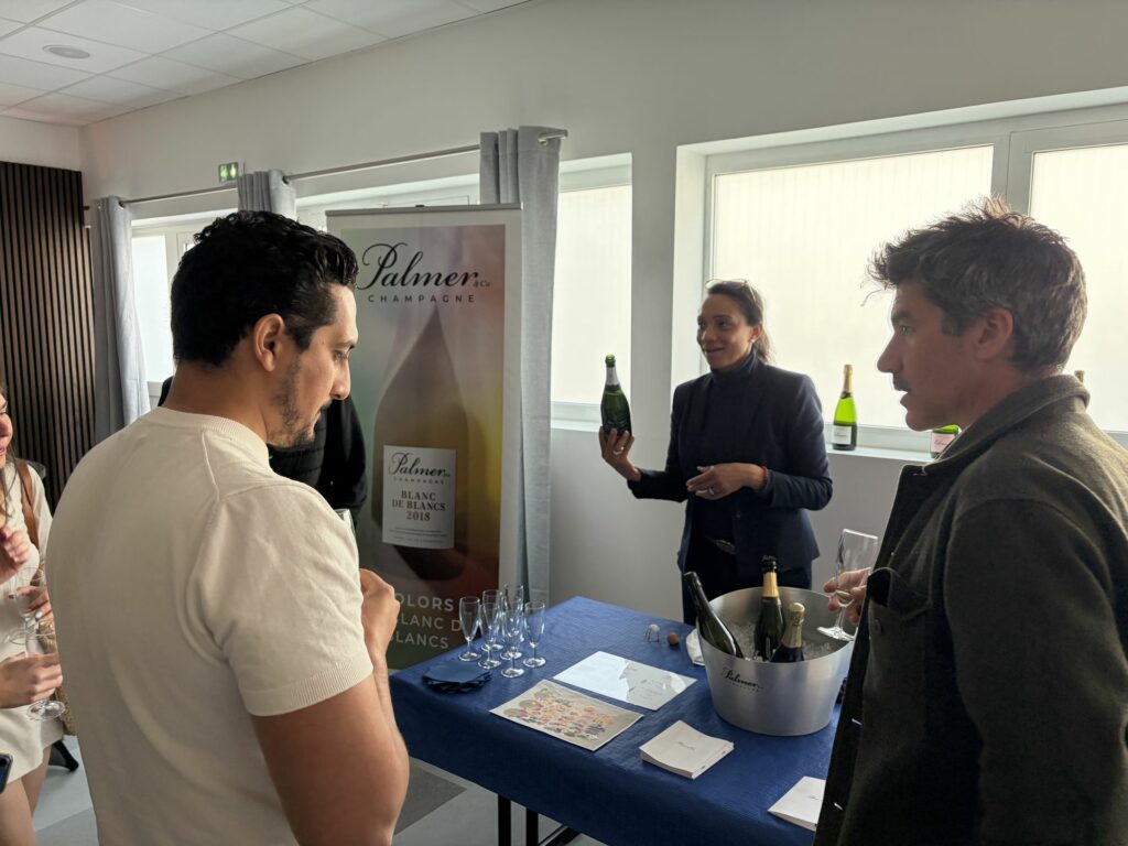 Dégustation de champagne pendant le showroom