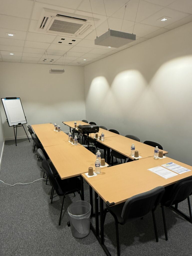 La salle Orbite en configuration en U avec paperboard
