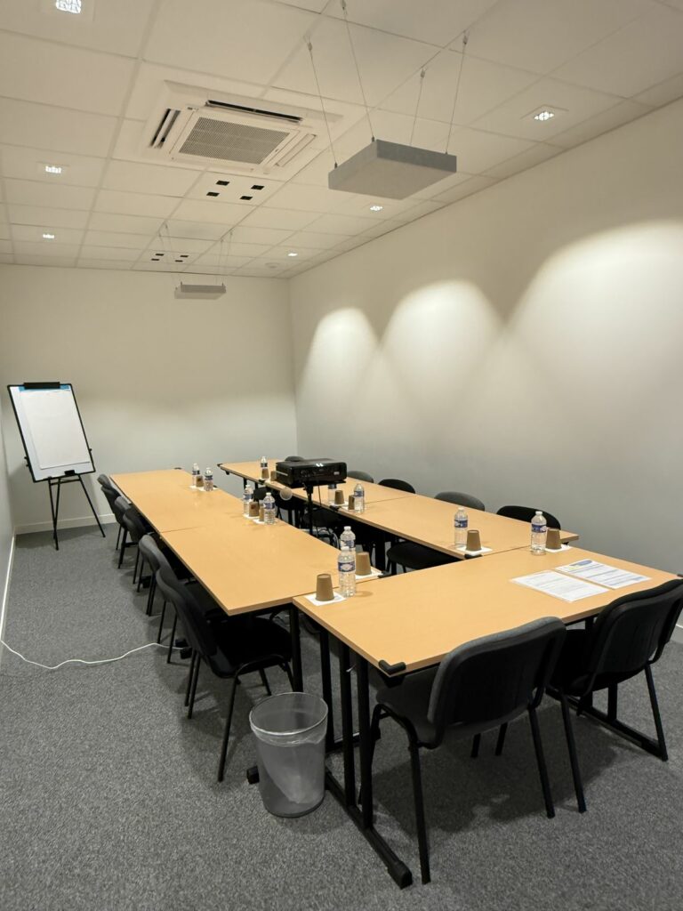 La salle Orbite en U, avec paperboard